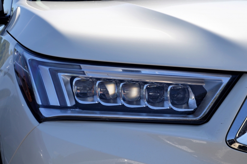 moto-LA TRINITE-min_acura-headlamp-2834131